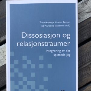 Dissosiasjon og relasjonstraumer: Integrering av det splittede jeg - Trine Anstrop, Kirsten Benum og Marianne Jakobsen (red.)